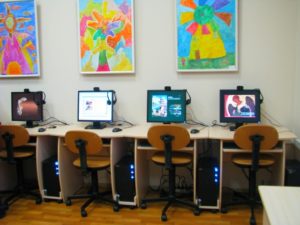 Компьютеры в зале Ресурсного центра, с запущенными образовательными программами