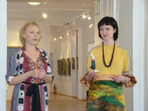 Ольга Белоногова (салон Юник-Арт) дарит музею статуэтку "Цыганка"